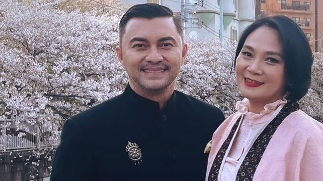 7 Potret Romantis Anjasmara dan Dian Nitami, Liburan Berdua hingga Bantu Hair Dryer&nbsp;Rambut