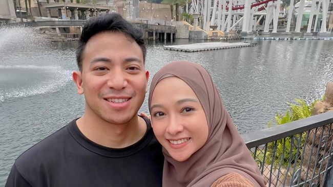 7 Potret Mesra Poppy Bunga dan Suami Pengusaha, Sering Diajak Traveling Mewah ke Luar&nbsp;Negeri