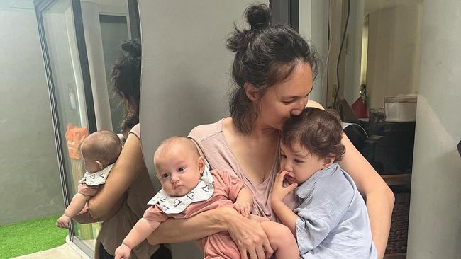 7 Potret Momen Nadine Chandrawinata Ribet Momong 2 Anak, Ada Tips Penting&nbsp;Bun