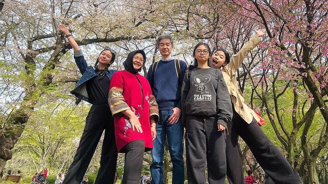 Mudik ke Jepang, Ini 7 Potret Yuki Kato Liburan Bareng Keluarga Lihat Bunga Sakura