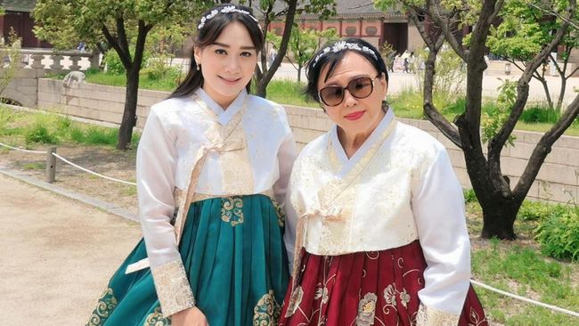 5 Potret Puput Nastiti Devi Liburan ke Korea Bareng Ibunda Ahok, Cantik Kenakan&nbsp;Hanbok