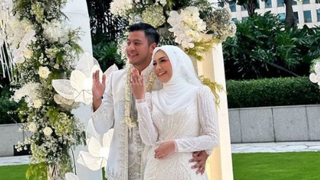 Akhiri Masa Single Parent, Intip 7 Potret Pernikahan Melody Prima Bernuansa Serba&nbsp;Putih