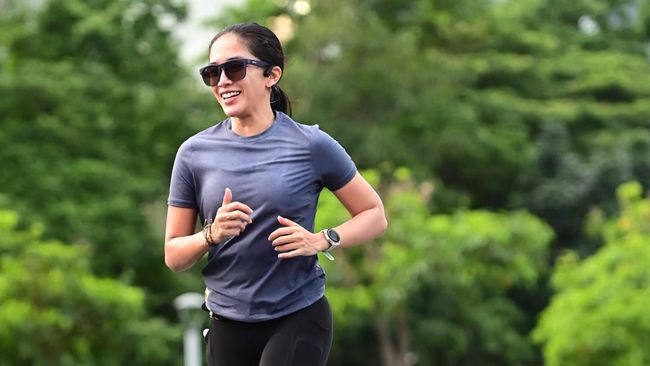 7 Potret Ussy Sulistiawaty Berolahraga, Lari Maraton hingga Main&nbsp;Golf