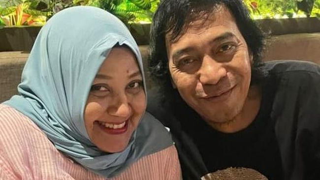 Potret Momen Komeng Rayakan Ultah Istri Tercinta, Tulisan di Kue Bikin&nbsp;Salfok