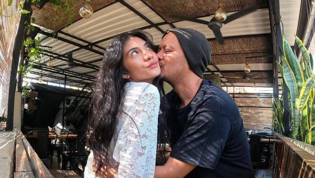 Lama Tak Terlihat, Intip 7 Potret Nadila Ernesta dan Eno Netral Bahagia dengan 2&nbsp;Anak