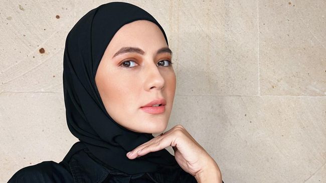 5 Potret OOTD Paula Verhoeven dalam Balutan Hijab, Anggun dan&nbsp;Stylish
