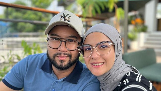 5 Potret Revalina S Temat Habiskan Waktu Bareng Suami, Bahagia Bisa Berduaan tanpa&nbsp;Anak