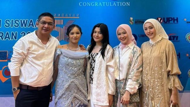 7 Potret Kelulusan Shakiena Azalea Putri Pasha Ungu, Okie Agustina dan Adelia Kompak&nbsp;Hadir