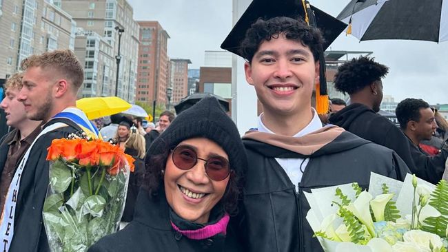 7 Potret Susi Pudjiastuti Dampingi Putra Bungsunya Alvy Xavier Lulus Kuliah di&nbsp;Amerika