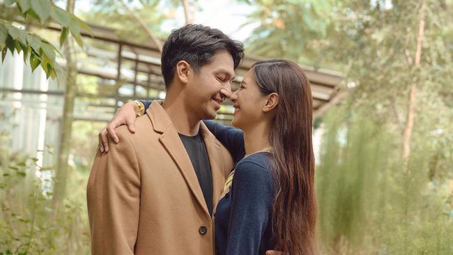 5 Potret Pemeran Aris Ipar adalah Maut Deva Mahenra bersama Sang Istri Mikha&nbsp;Tambayong