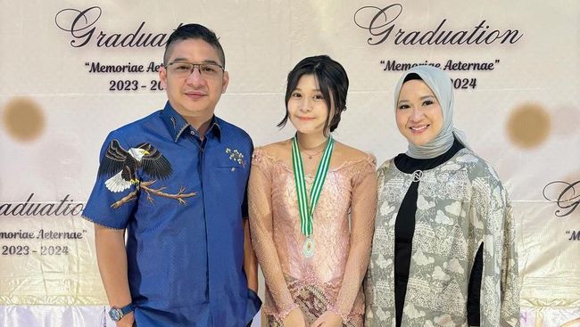 Okie Agustina Wujudkan Keinginan Sang Putri Miliki Foto Bertiga Bersama Pasha Ungu saat Wisuda&nbsp;SMP