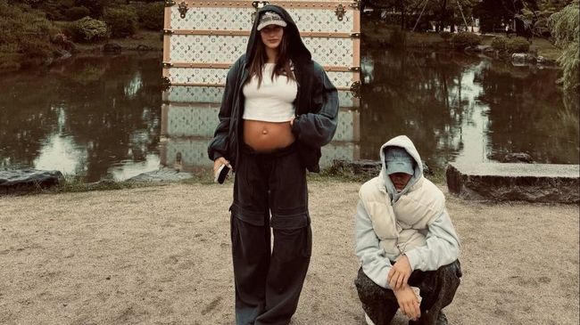 7 Potret Hailey Bieber Nikmati Kehamilan Pertamanya Bareng Justin&nbsp;Bieber