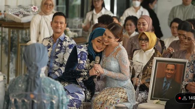 7 Potret Lamaran Aaliyah Massaid dan Thariq Penuh Haru, Mendiang Ayah Hadir dalam Bentuk&nbsp;Foto