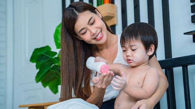 Hal yang Perlu Diketahui ketika Memakaikan Bedak ke Bayi, Jangan Asal&nbsp;Bun