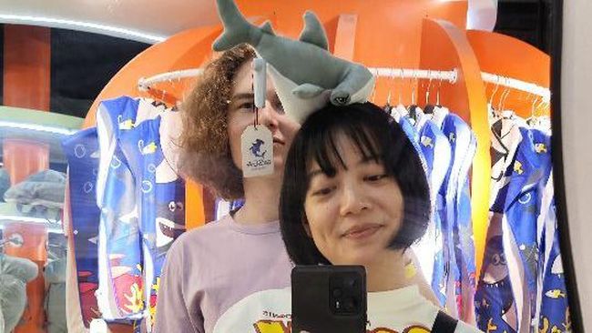 7 Potret Serunya Leony Ajak Pacar Bule ke Pasar di Jakarta, Rela Bawakan&nbsp;Belanjaan