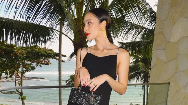 5 Potret Outfit Serba Hitam Tatjana Saphira, Dress hingga Blazer