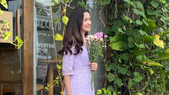 5 Potret OOTD Sarah Menzel Calon Istri Azriel Hermansyah dalam Balutan&nbsp;Dress