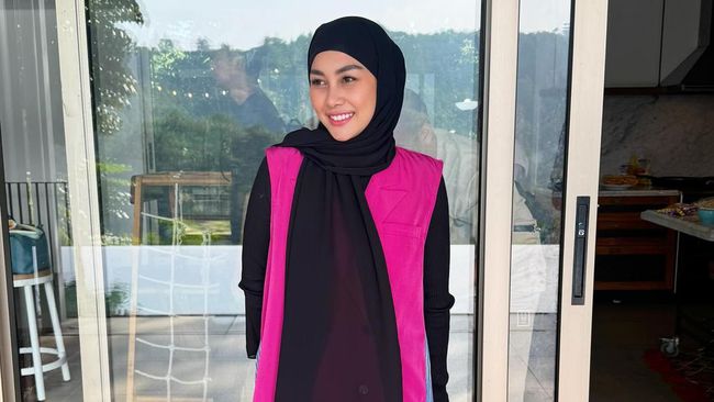 5 Potret Nisya Ahmad Berhijab usai Pulang Ibadah&nbsp;Haji
