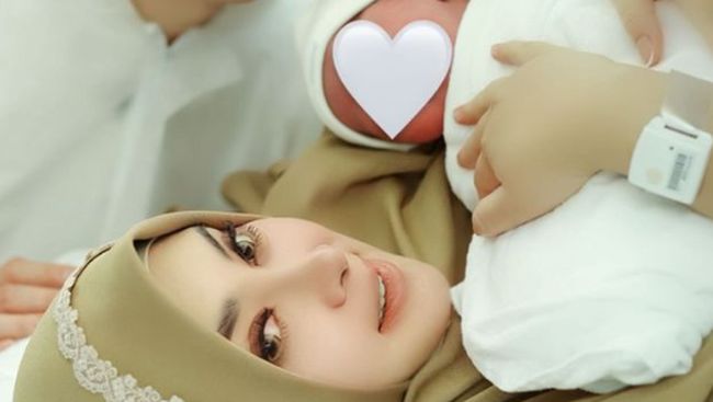 7 Potret Syahrini Ultah di Ruang Persalinan, Momen Reino Barack Mengazani Baby R Bikin&nbsp;Haru
