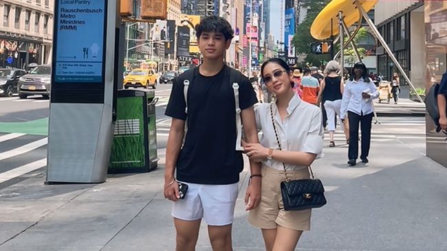 Beranjak Remaja, Ini 5 Potret Karan Putra Bunga Zainal yang Dekat dengan Sang&nbsp;Bunda