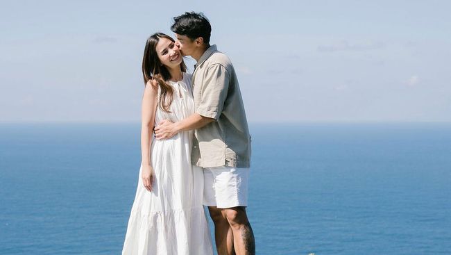 Jarang Tersorot, 7 Potret Harmonis Dion Wiyoko dan Sang Istri yang Punya Toko&nbsp;Kue