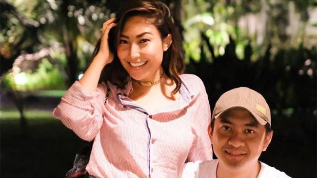 Ikut Tren Aku Bisa Yura, 7 Potret Kisah Cinta Ayu Dewi dan Suami Sejak SMP hingga Punya&nbsp;Anak