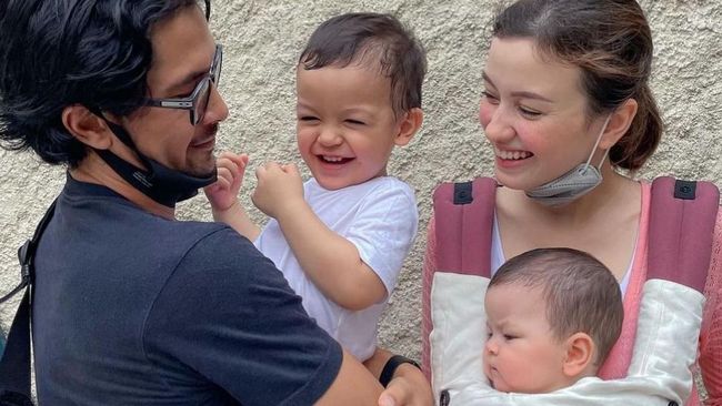 Edward Akbar Ucapkan Ultah pada Kimberly Ryder, Unggah Kebersamaan dengan&nbsp;Keluarga