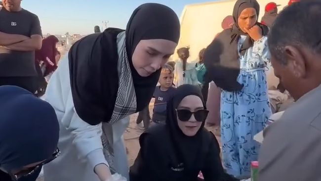 7 Potret Zaskia Mecca hingga Ratna Galih Kunjung Pengungsi Gaza di&nbsp;Yordania