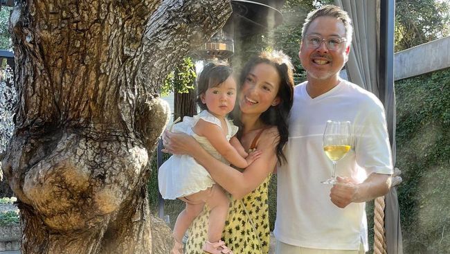 5 Potret Julie Estelle Bareng Suami Pembalap dan Putrinya yang Disebut Mirip&nbsp;Boneka