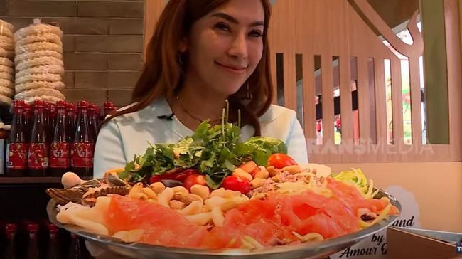 Berawal dari Konten Mukbang, Wanita ini Raup Omzet Puluhan Juta dari Bisnis Kuliner Salad&nbsp;Thailand