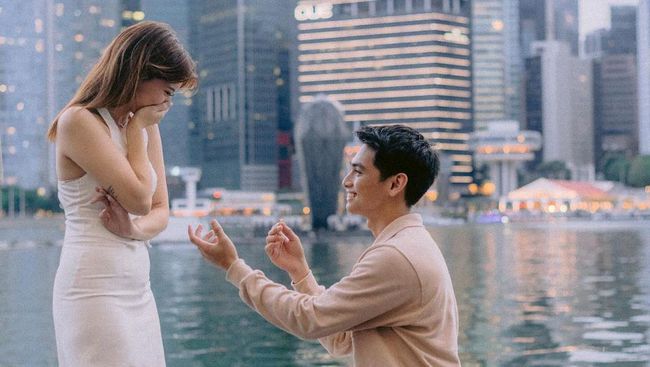 5 Potret Romantis Cassandra Lee Dilamar Sang Kekasih Ryuken Lie di&nbsp;Singapura