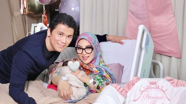 7 Momen Syahrini Bareng Baby R Usai Melahirkan, Bahagia Dikelilingi Suami dan&nbsp;Keluarga