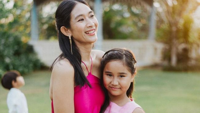 7 Potret Cantik Sri Kinandari, Putri Happy Salma yang Keturunan Bangsawan&nbsp;Bali