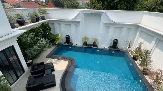 7 Potret Rumah Mewah Ivan Gunawan Seharga Rp8 M, Klasik Berhias Barang&nbsp;Antik