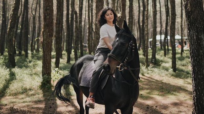 5 Potret Dian Sastrowardoyo Berkuda di Tengah Hutan&nbsp;Pinus