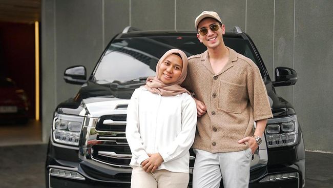 7 Potret Verrell Bramasta Bersama Ibu Sambung, Tepati Janji Beri Kado Mobil&nbsp;Mewah