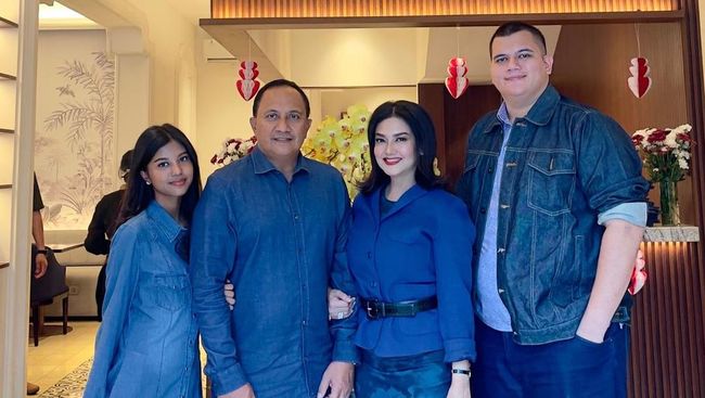 7 Potret Bella Saphira bersama Suami dan Anak Sambung, Si Bungsu Sudah Jadi Gadis&nbsp;Cantik