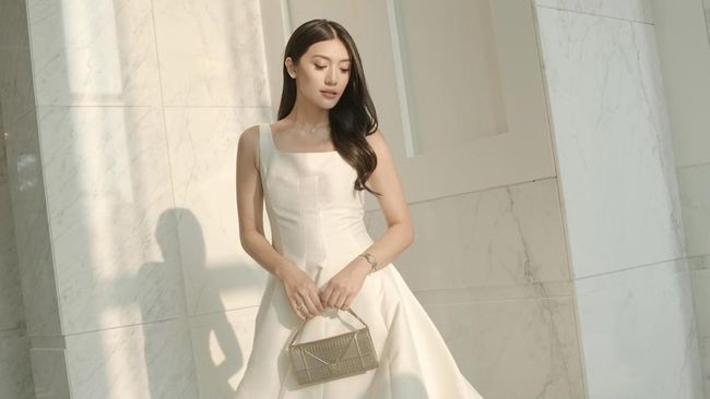 5 Potret Anissa Aziza dalam Balutan Gaun, Inspirasi Outfit ke Pesta&nbsp;Pernikahan