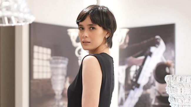 5 Potret Memesona Renata Kusmanto dengan Model Rambut Pendek Pixie Cut