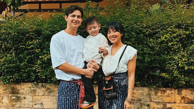 7 Potret Marcell Darwin Momong Anak, Keren Bak Bestie Bareng Sang&nbsp;Putra