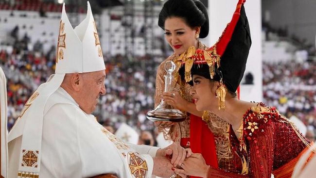 5 Potret Momen Artis Ikut Misa bersama Paus Fransiskus di GBK, Lyodra Bawakan Lagu The&nbsp;Prayer