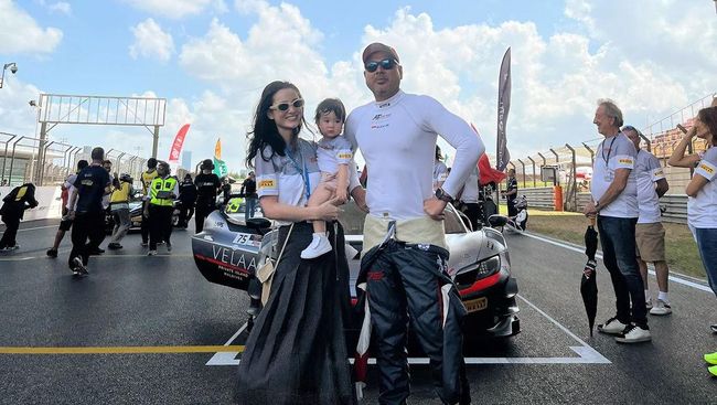 Terpopuler: Potret Julie Estelle Beri Dukungan untuk Suami yang&nbsp;Pembalap