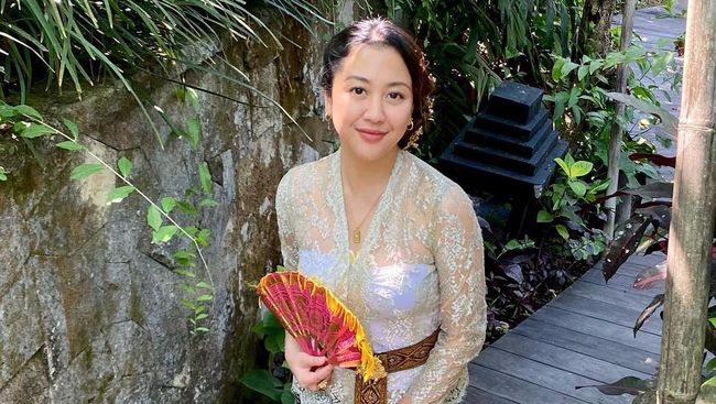 5 Potret Anggun Sherina dalam Balutan Kebaya dan Kain, Inspirasi Outfit ke Pesta&nbsp;Pernikahan