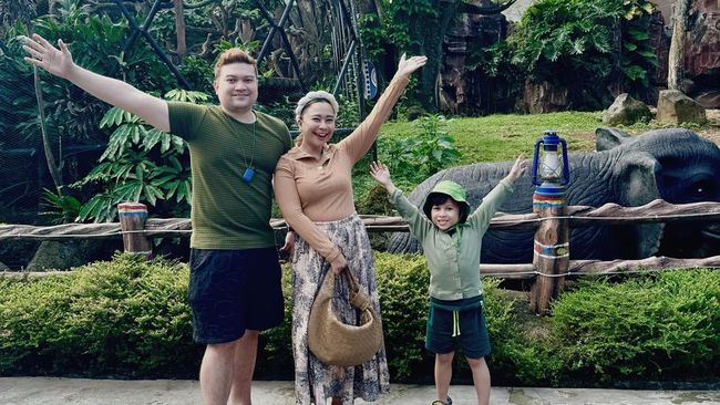 5 Potret Momen Chikita Meidy dan Suami, Sempat Dianggap Lupa Keluarga&nbsp;Sendiri