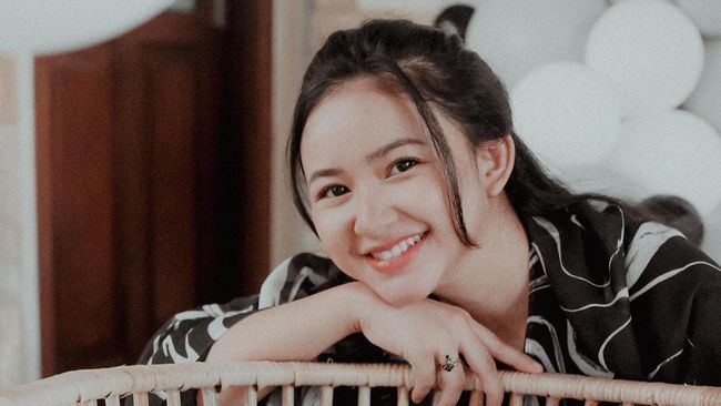 7 Potret Pesinetron Dinda Azani Dipuji Awet Muda, Makin Baby Face Usai Jadi&nbsp;Bunda