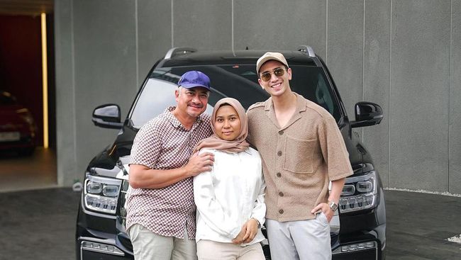 7 Potret Kedekatan Verrell Bramasta dan Bunda Sambung, Beri Kado Mobil Mewah&nbsp;Bun